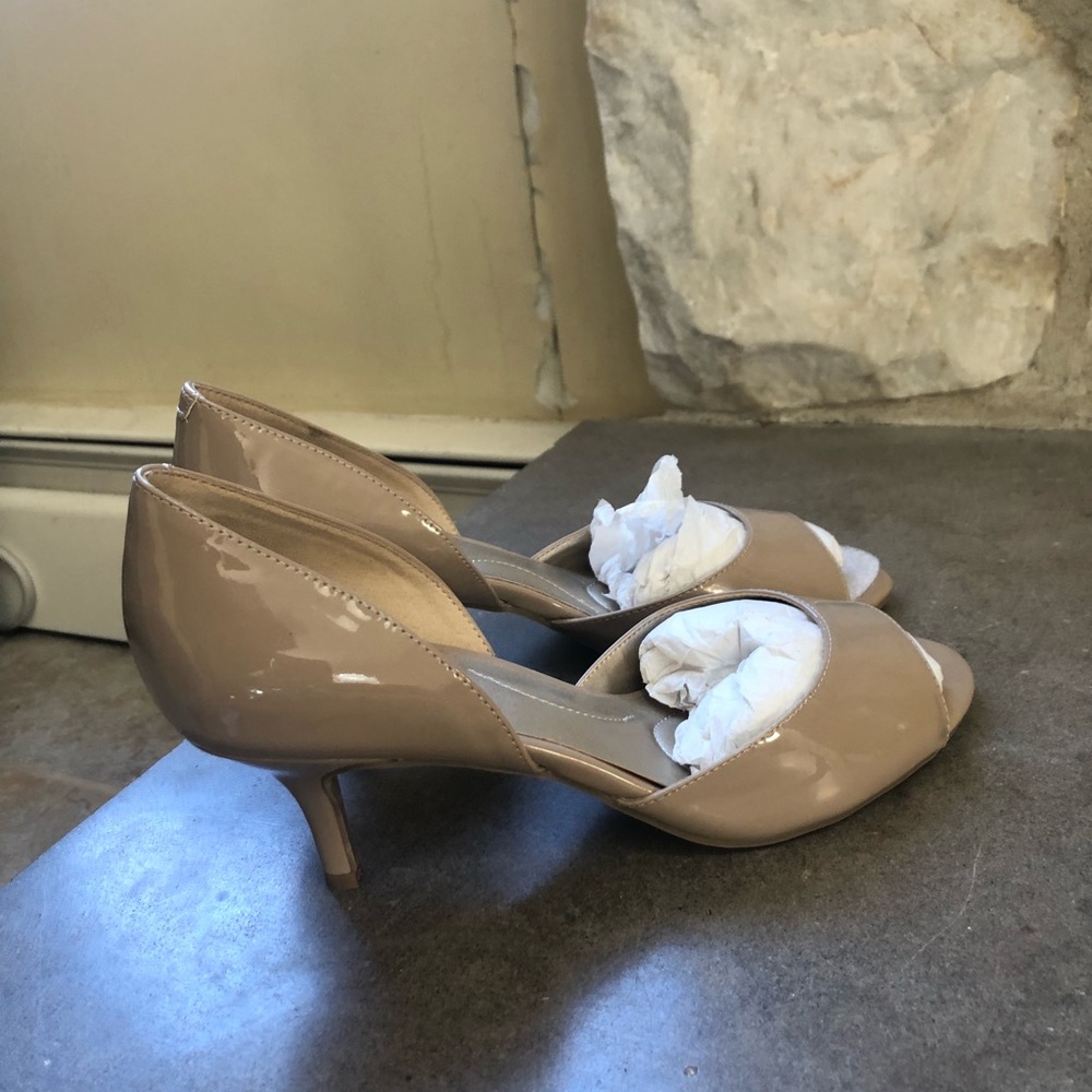 Bandolino nude peep toe